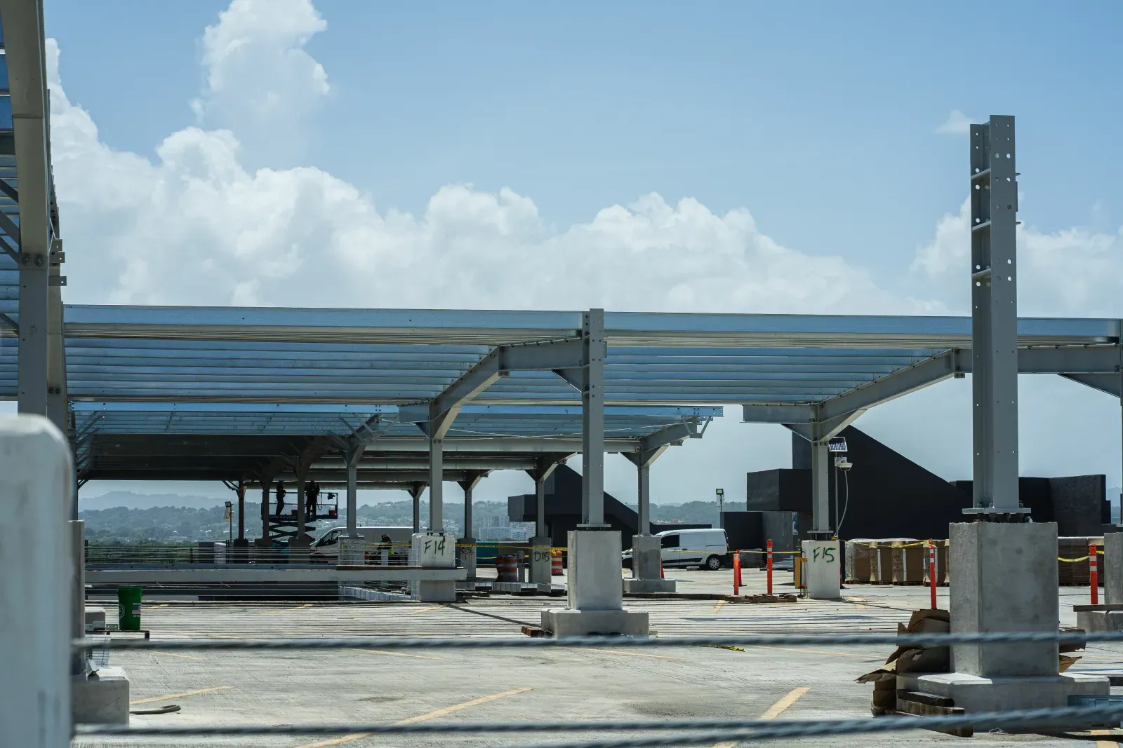 Infraestructura de Carport Solar en el Aeropuerto — 1